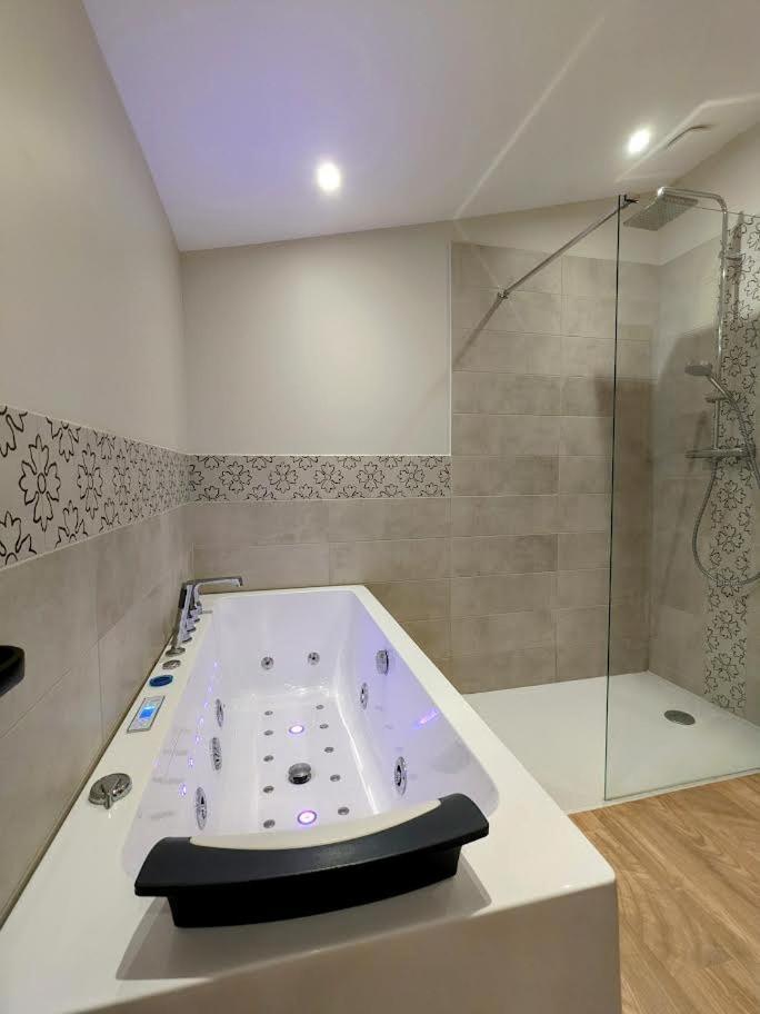 Le Boheme, Sauna & Spa Riorges Extérieur photo