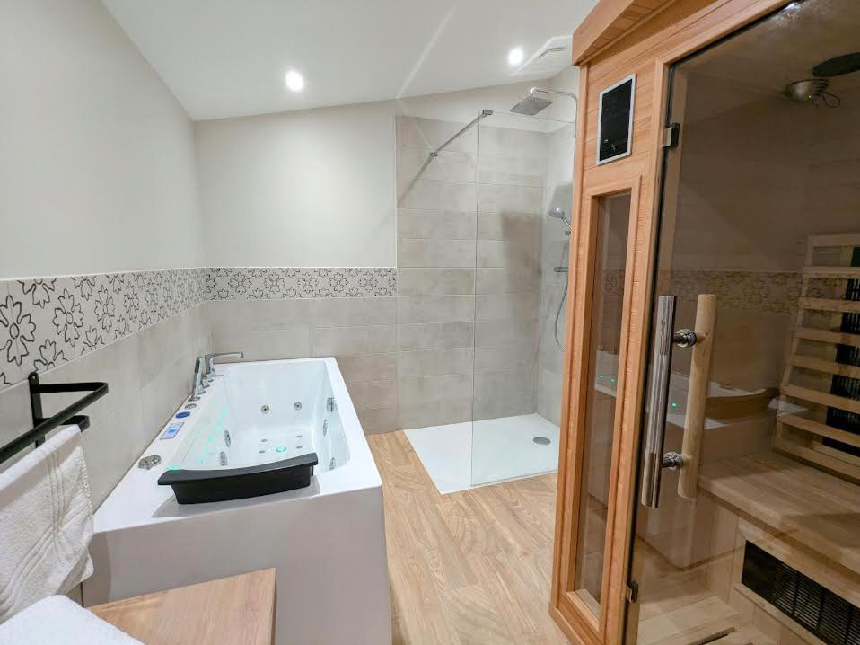 Le Boheme, Sauna & Spa Riorges Extérieur photo